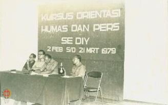  Sri Paduka Paku Alam VIII sedang menyampaikan sambutan pada kursus orientasi humas dan pers di Bangsal Pringgitan Kepatihan (Foto diambil dari arah samping kiri)