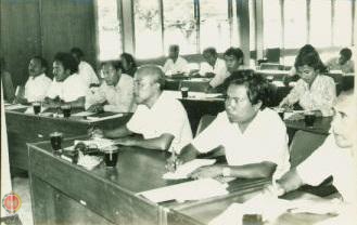 Peserta kursus sedang mendengarkan penjelasan materi di Balai Mangu Kepatihan (Foto diambil dari sampingkanan depan)