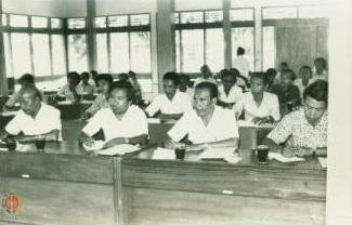         Peserta kursus sedang mendengar penjelasan materi   di Balai Mangu, Kepatihan (Foto diambil dari samping kanan depan).