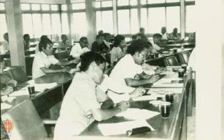 Peserta kursus sedang mencatat materi di Balai Mangu, Kepatihan (Foto diambil dari samping kiri depan).