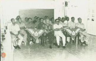         Para tamu undangan yang duduk   di sebelah Timur sedang mendengarkan sambutan dari Sri Paduka PakuAlam VIII.