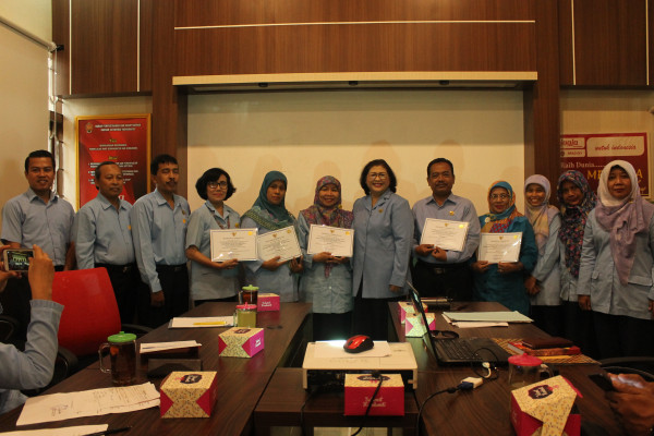 Penyerahan Sertifikat Akreditasi Kepada 4 Sekolah di Yogyakarta